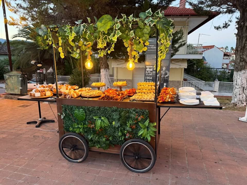 Vintage food cart με κισσό σε στήσιμο event
