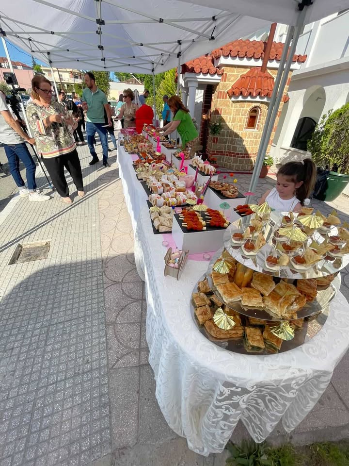 Outdoor catering event με κορίτσι