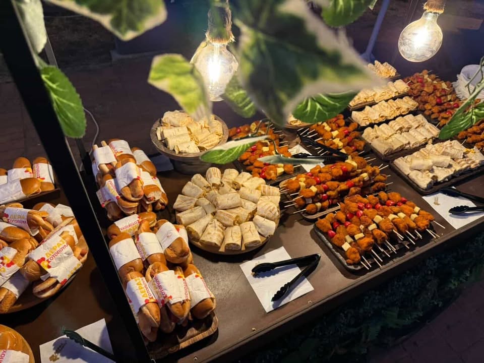 Catering buffet με branded προϊόντα Δέρας σε νυχτερινό event