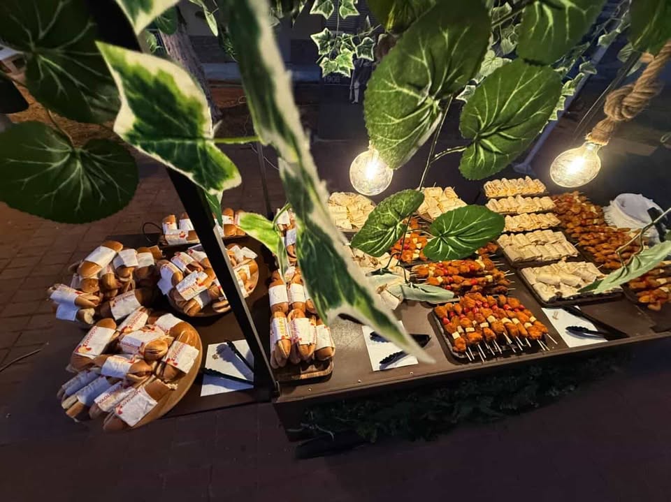 Overhead shot από buffet με κισσό
