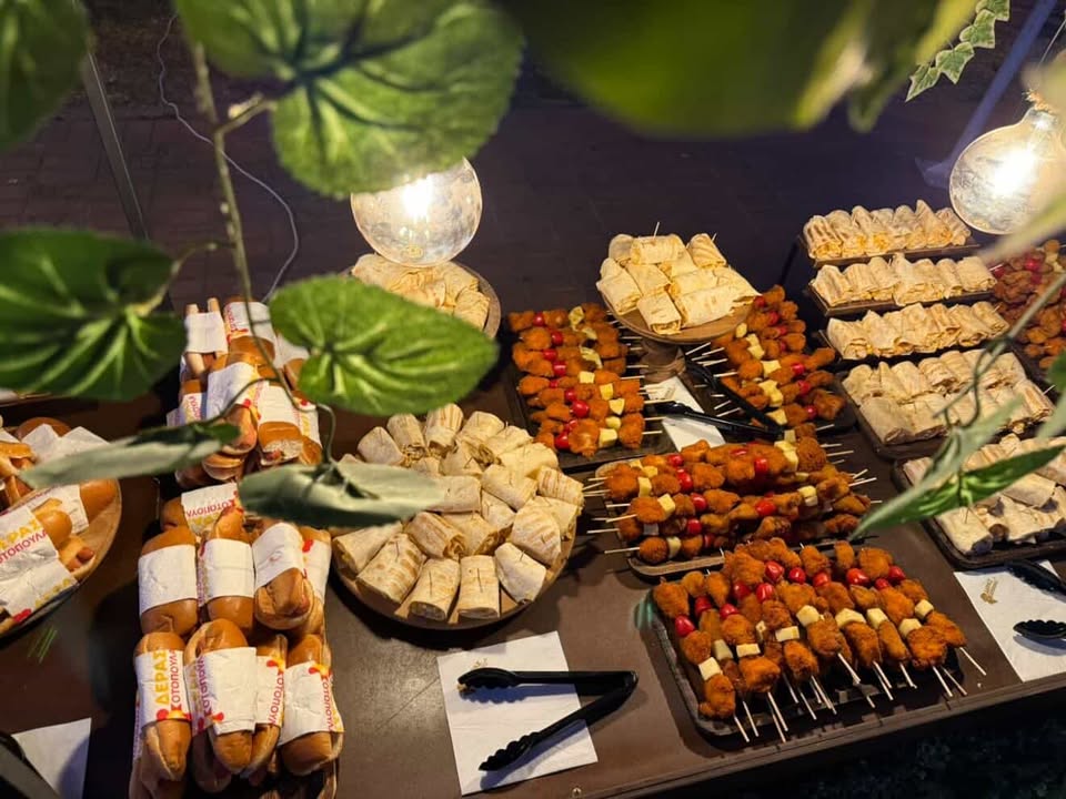 Branded skewers κάτω από edison bulbs