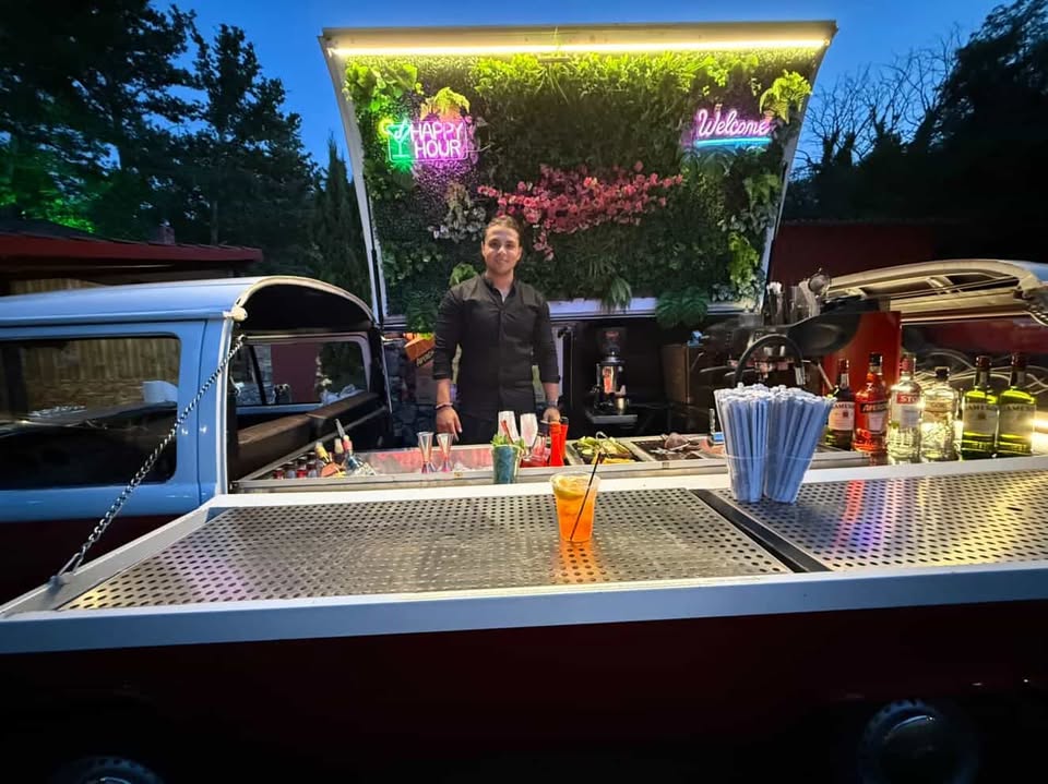 VW van interior με Aperol Spritz bar