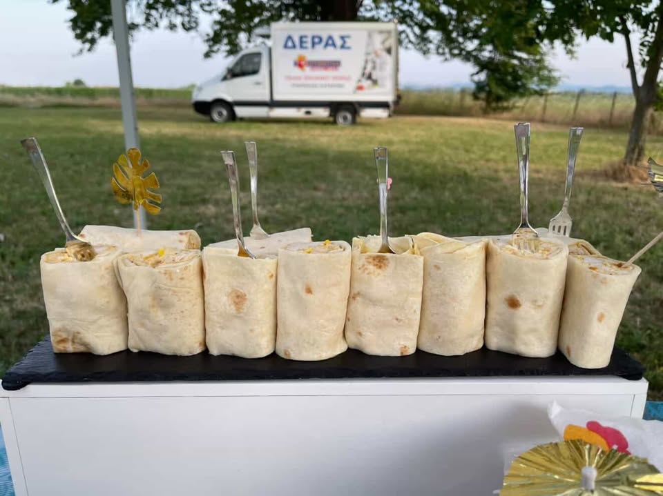 Δέρας refrigerated van με προϊόντα προς παράδοση