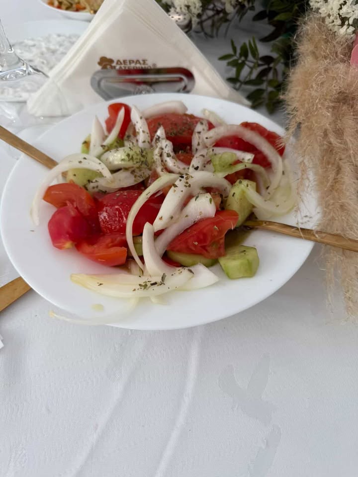 Ελληνική σαλάτα με χωριάτικο τυρί
