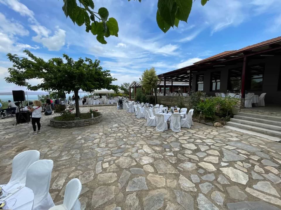 Catering venue στρωμένο για εκδήλωση με θέα