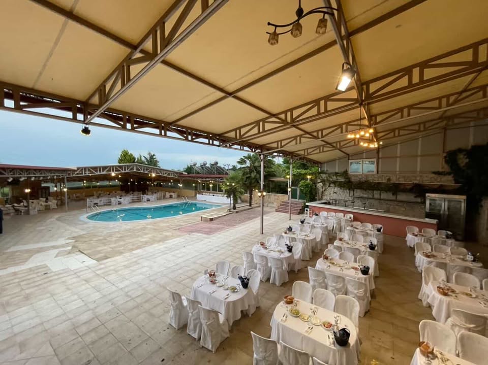 Poolside event venue στρωμένο